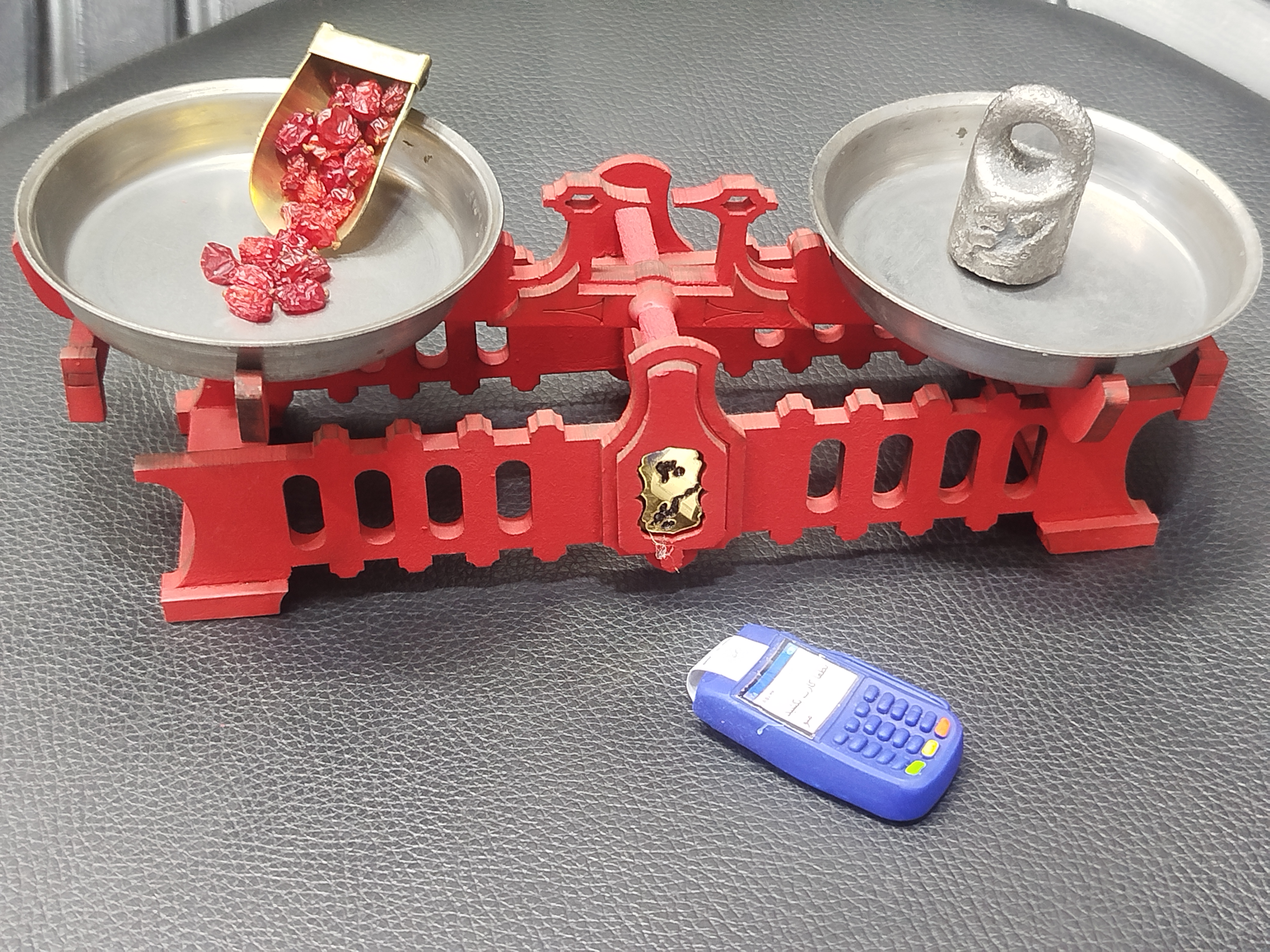 ترازو قدیمی با سنگ و تاسی